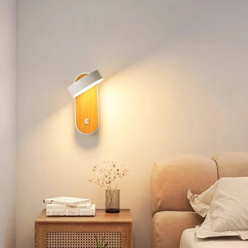 Drehbare LED-Wandleuchte im nordischen Stil – Moderne Schlafzimmerlampe mit Holzoptik