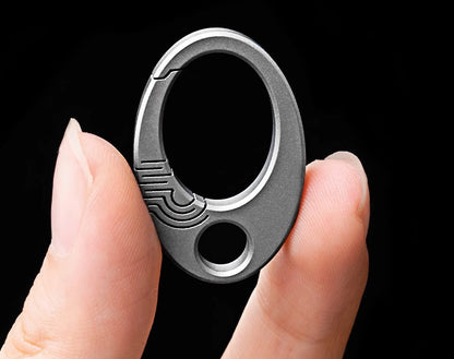 Sandsberg | Exquisite Mini Pure Titanium Schlüsselanhänger: EDC Press-Lock Charm Werkzeug