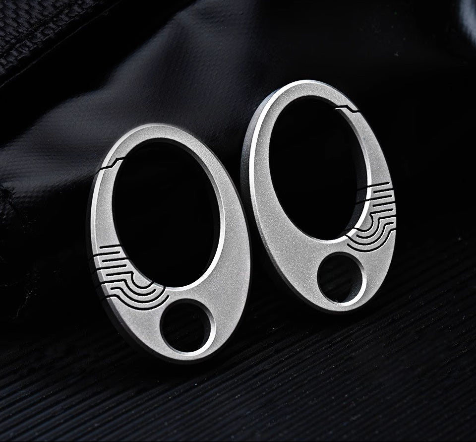 Sandsberg | Exquisite Mini Pure Titanium Schlüsselanhänger: EDC Press-Lock Charm Werkzeug