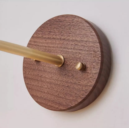 Sandsberg | WalnutEdge – Moderne Wandlampe aus Walnuss und Messing