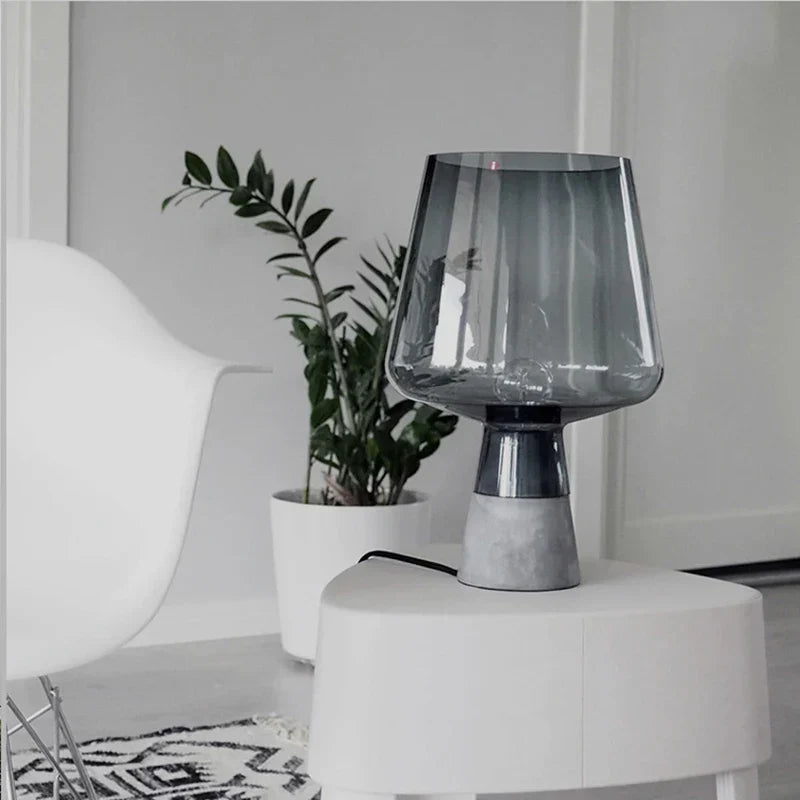UrbanElegance – Industrielle Beton- und Glas-Schreibtischlampe