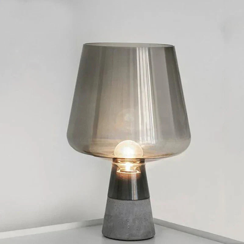 UrbanElegance – Industrielle Beton- und Glas-Schreibtischlampe