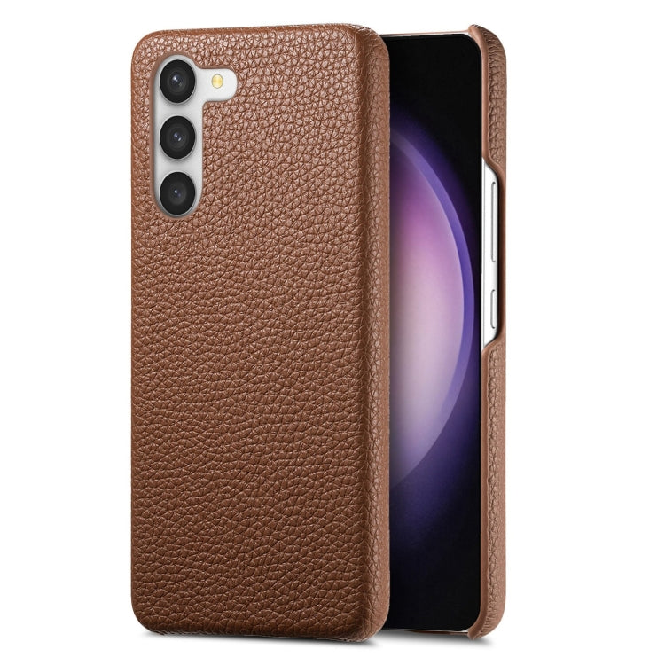 Sandsberg | Für Samsung Galaxy S23 5G Litchi Oil Edge Leder Hintergrund Handyhülle (Braun)