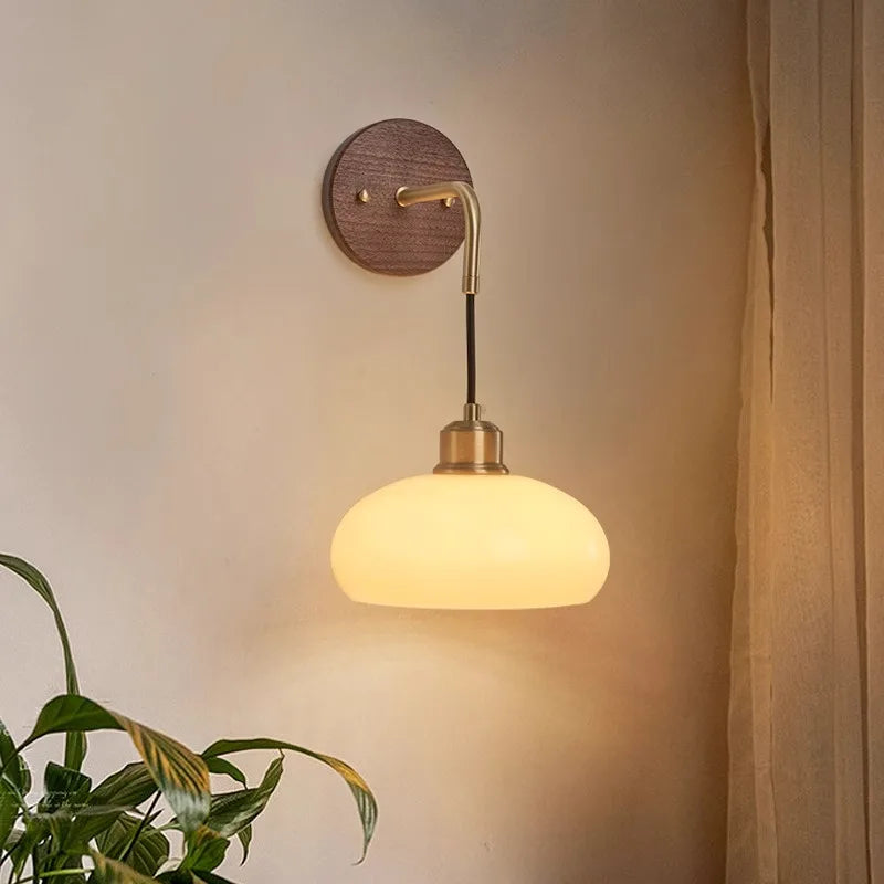 Sandsberg | WalnutEdge – Moderne Wandlampe aus Walnuss und Messing