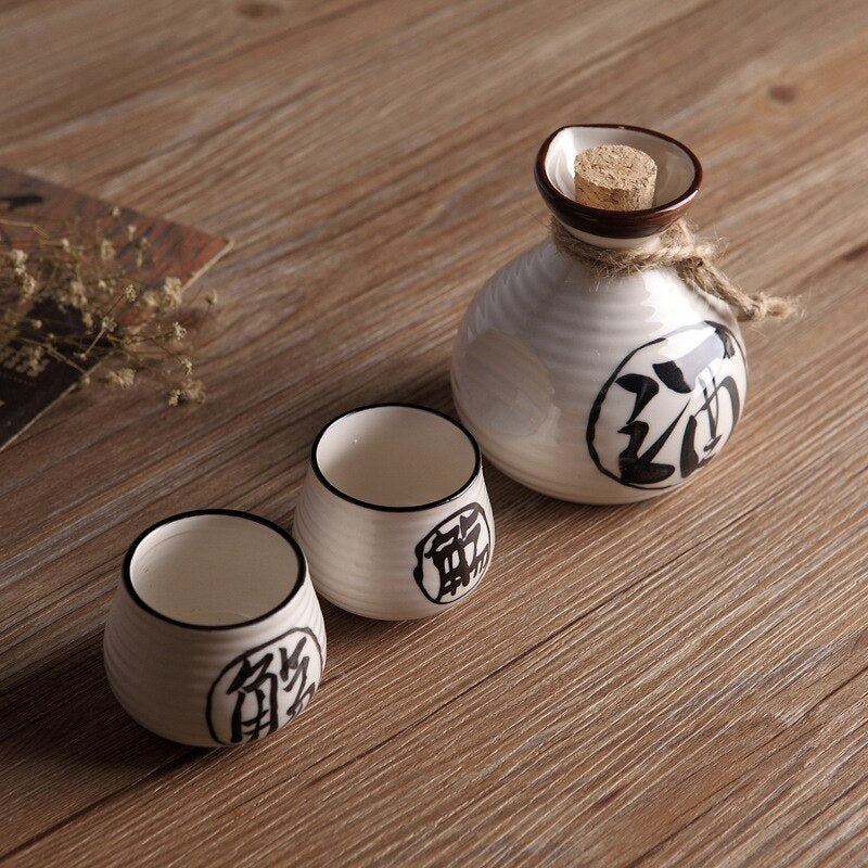 250 ml japanisches Keramik-Weinset Sake Weißwein Gelbwein kleine Weinflasche Weinglas ein Topf und zwei Tassen dreiteiliges Set