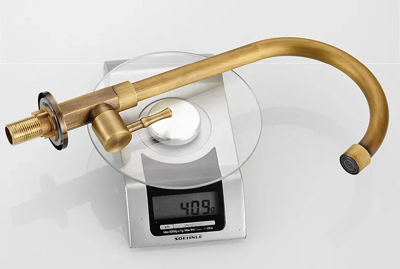 Elegante Schwanenhalzküchenarmaturen aus antikem Messing