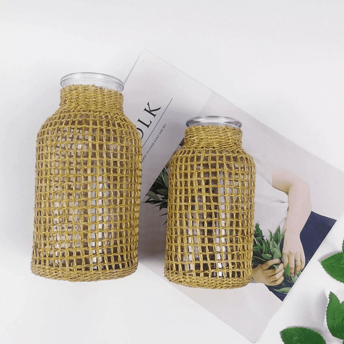 Sandsberg Design Vase mit Strohelementen | Handgefertigt | Deko für Wohnzimmer & Esszimmer | In 2 Größen erhältlich