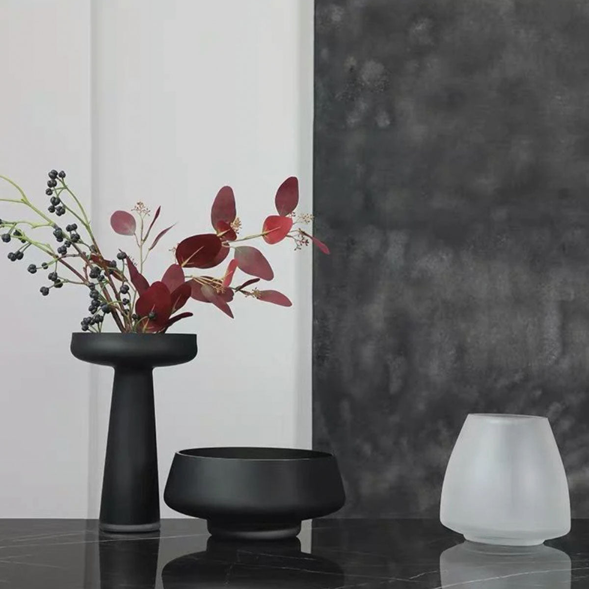 Zeitgenössische Vase aus Milchglas