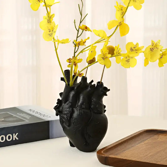 BloomHeart Vase - Elegante griechisch inspirierte herzförmige Vase mit Trockenblumen