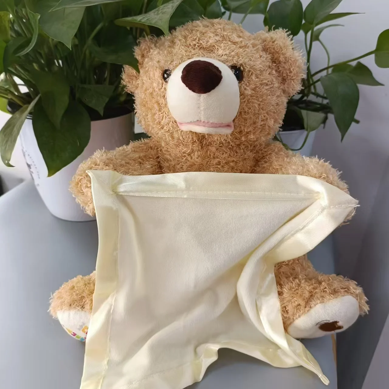 Sandsberg | SnuggleBuddy Peek-a-Boo Bär | Interaktives sprechendes Plüschtier für Babys & Kleinkinder