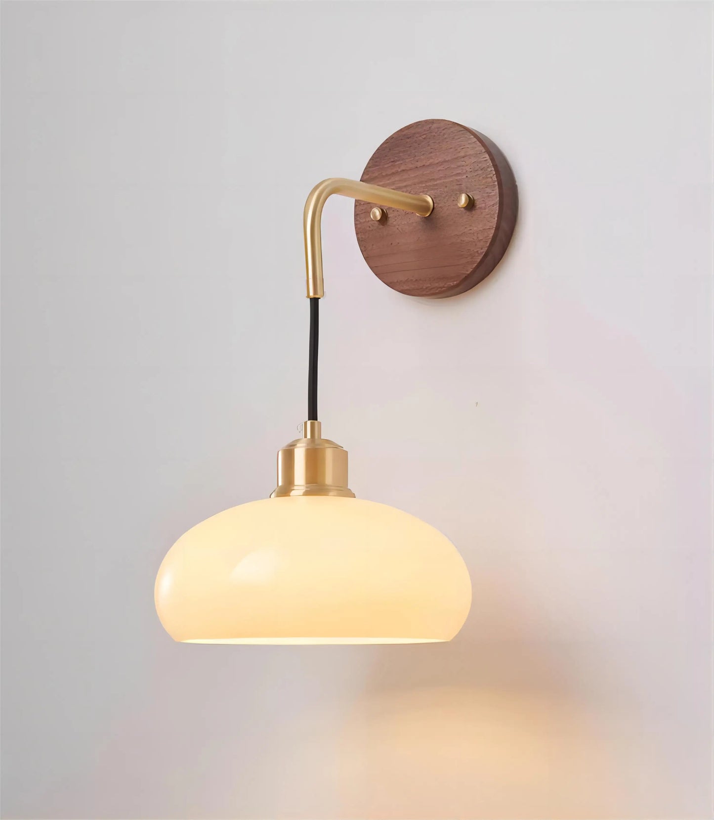 Sandsberg | WalnutEdge – Moderne Wandlampe aus Walnuss und Messing