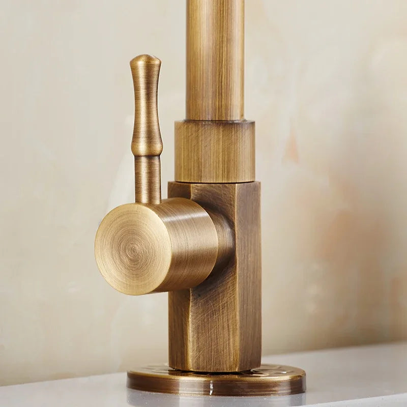 Elegante Schwanenhals Küchenarmaturen aus antikem Messing