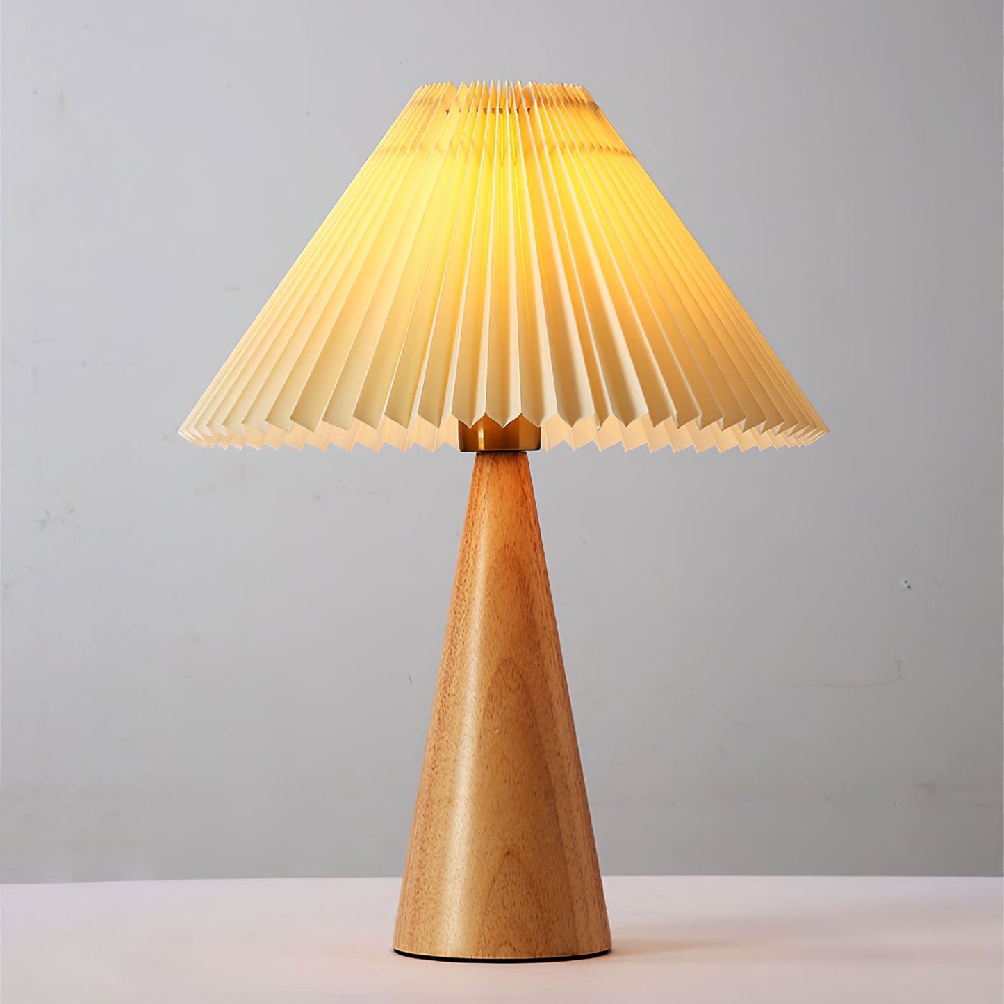 Sandsberg | AntiqueRadiance – Elegante Holz- und Metalltischlampe