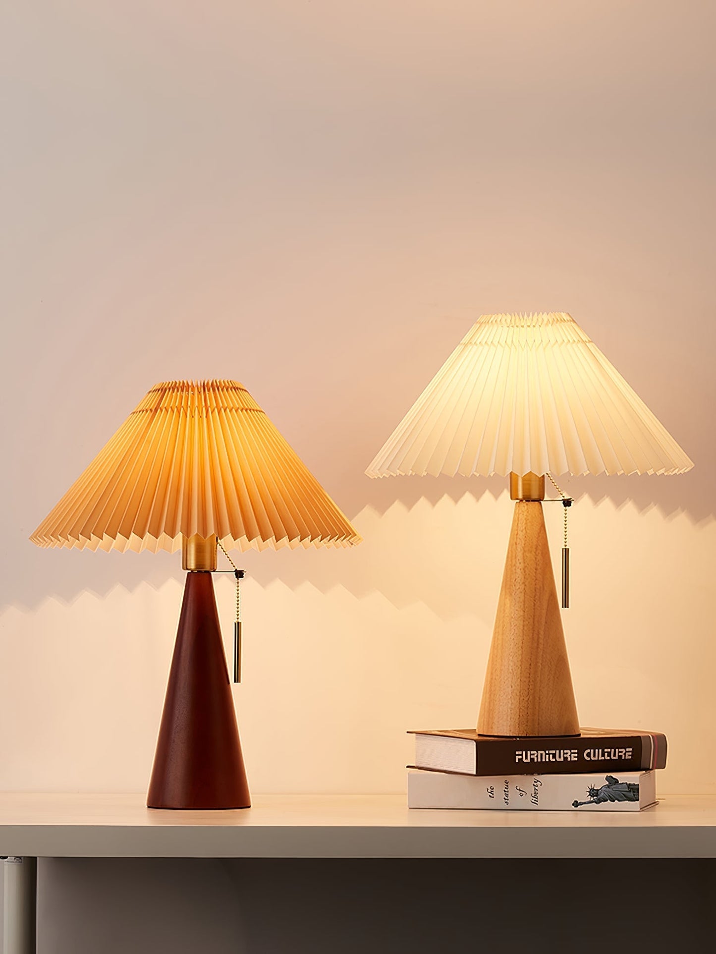 Sandsberg | AntiqueRadiance – Elegante Holz- und Metalltischlampe