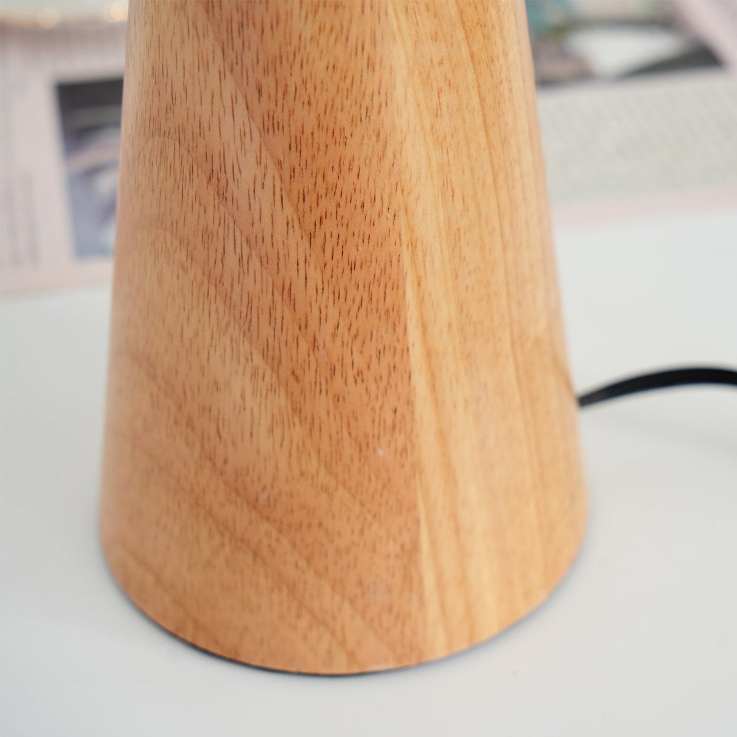 Sandsberg | AntiqueRadiance – Elegante Holz- und Metalltischlampe