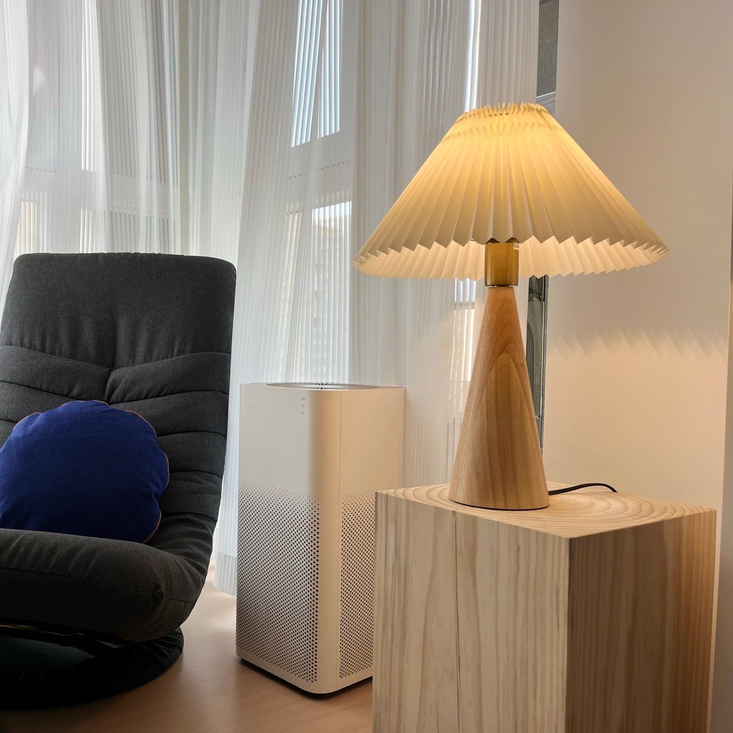 Sandsberg | AntiqueRadiance – Elegante Holz- und Metalltischlampe