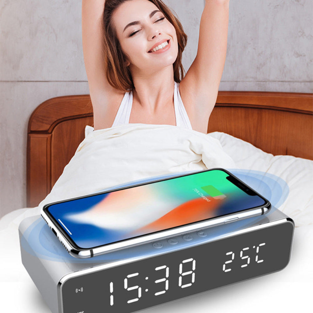 Sandsberg | TimeCharge – LED-Alarm clock mit integriertem kabellosen Ladepad