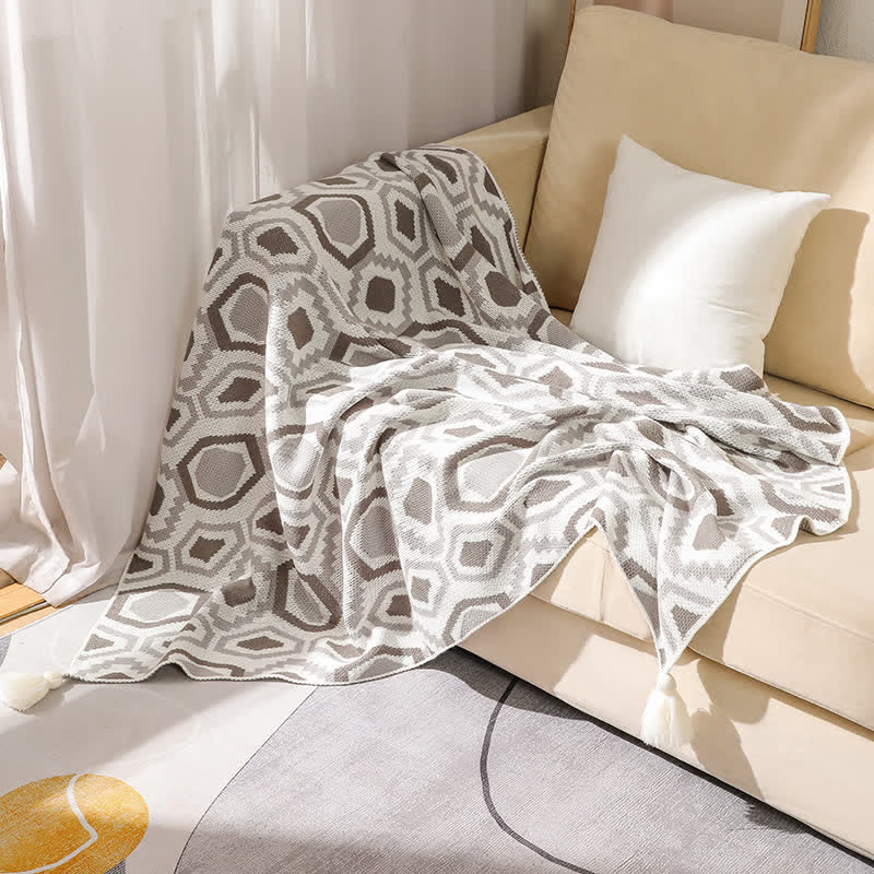 Gestrickte Decke mit geometrischem Muster im Bohème-Stil
