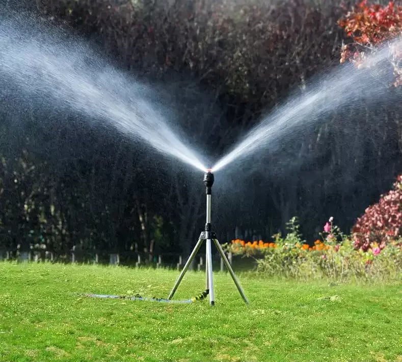 Sandsberg | TurboSpray Verstellbarer 360° GartenSprinkler – Edelstahl Rotierendes Rasenbewässerungssystem