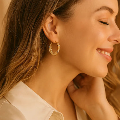 Sandsberg | Elegante Goldfarbene Gedrehten Creolen Ohrringe mit Netzmuster