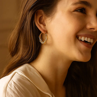 Sandsberg | Elegante Goldfarbene Gedrehten Creolen Ohrringe mit Netzmuster