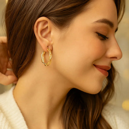 Sandsberg | Elegante Goldfarbene Gedrehten Creolen Ohrringe mit Netzmuster