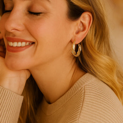 Sandsberg | Elegante Goldfarbene Gedrehten Creolen Ohrringe mit Netzmuster