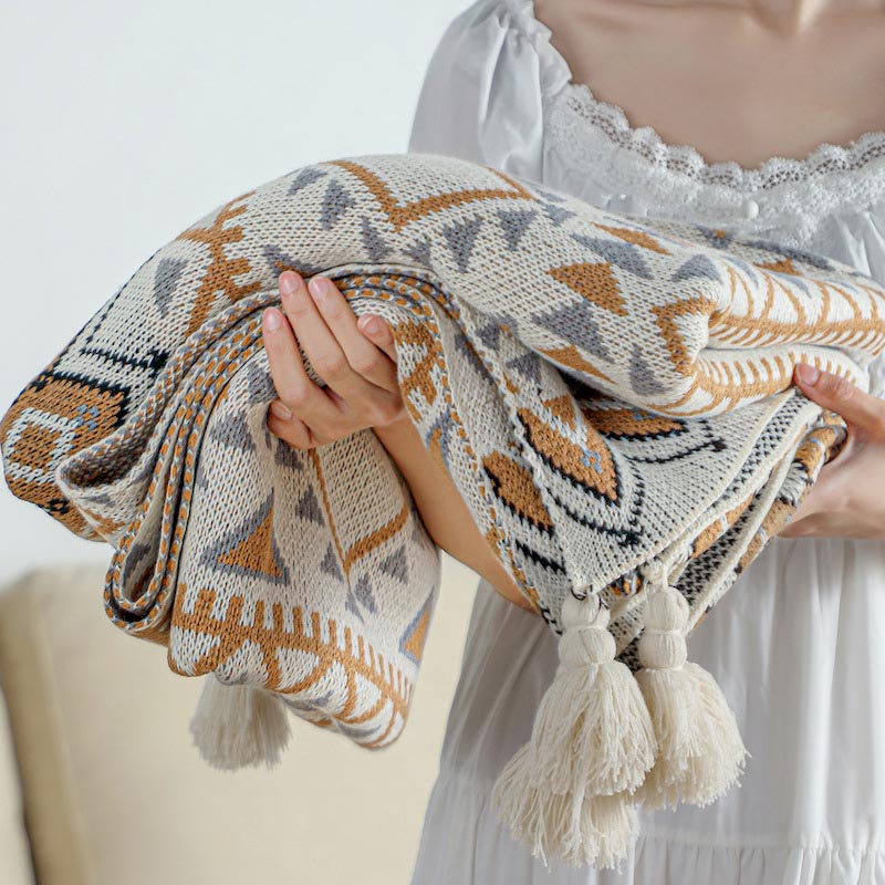 Gemütliche Strickdecke mit Quastenmuster
