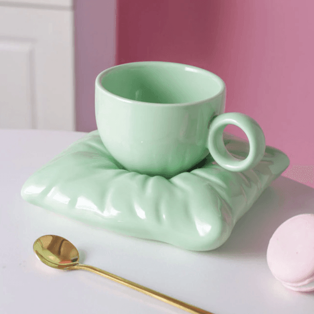 Kaffeetassen mit kissenförmigen Tellern