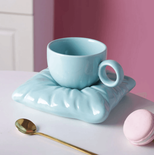 Kaffeetassen mit kissenförmigen Tellern