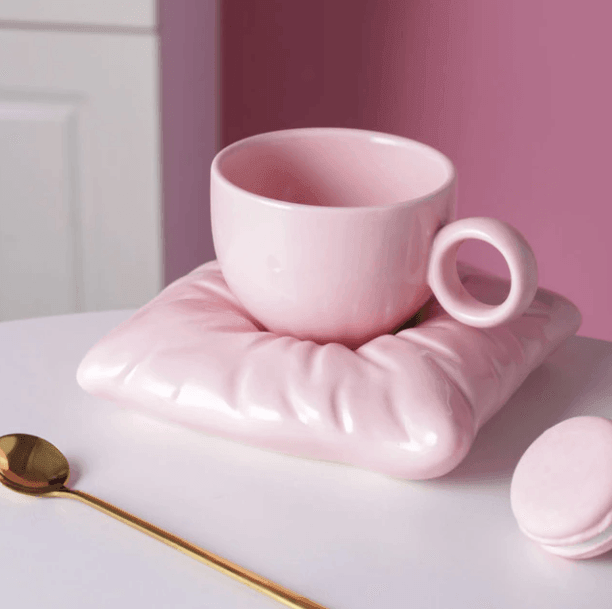 Kaffeetassen mit kissenförmigen Tellern
