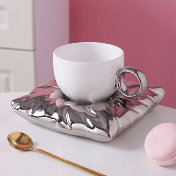 Kaffeetassen mit kissenförmigen Tellern