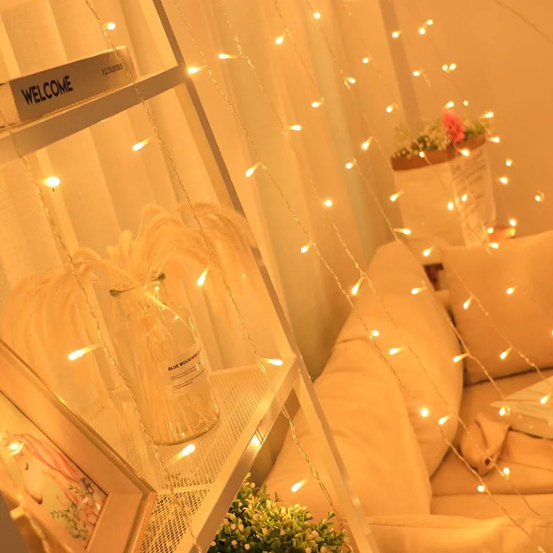 Sandsberg | Vorhang Weihnachtslichter 8 Modi Steuerung - Fernbedienung Weihnachtsdekoration Hängeleuchten