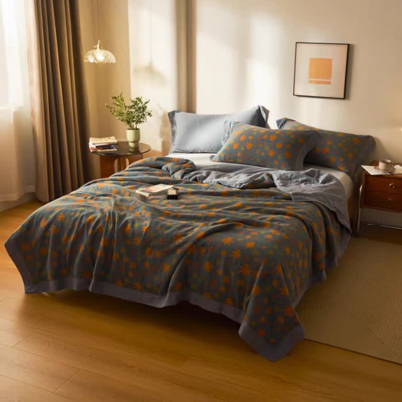 Jacquard-Steppdecke aus reiner Baumwolle mit Ahornblättern