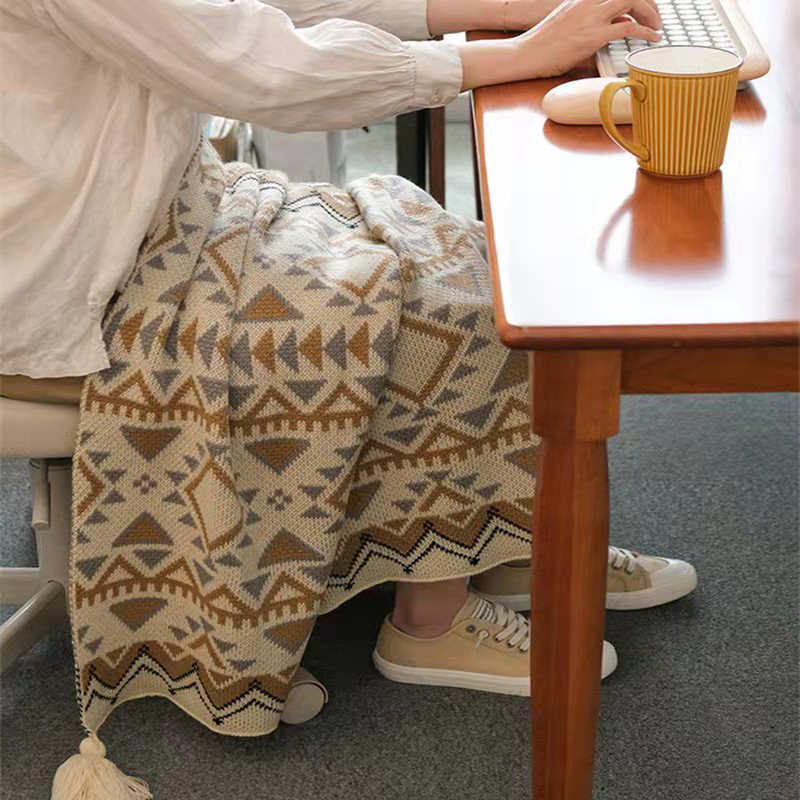 Gemütliche Strickdecke mit Quastenmuster