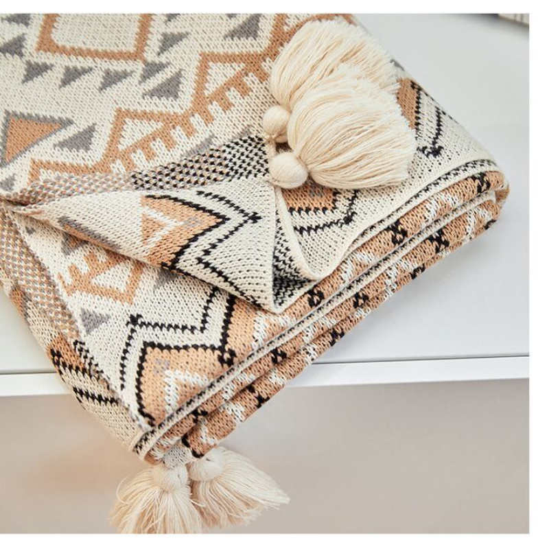 Gemütliche Strickdecke mit Quastenmuster