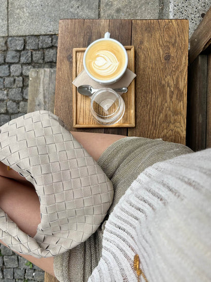 Sandsberg | Elsa – Stilvolle Mini-Suede-Tasche mit gewebtem Knoten-Design & goldenen Akzenten