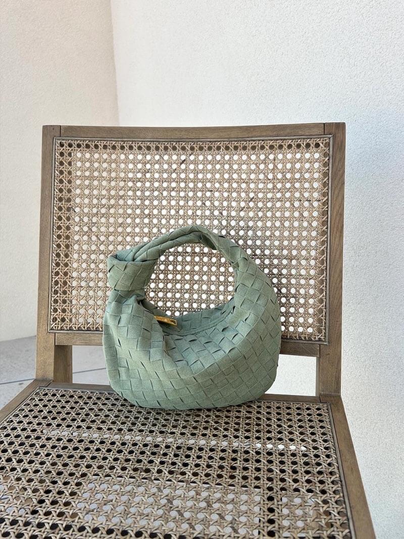 Sandsberg | Elsa – Stilvolle Mini-Suede-Tasche mit gewebtem Knoten-Design & goldenen Akzenten