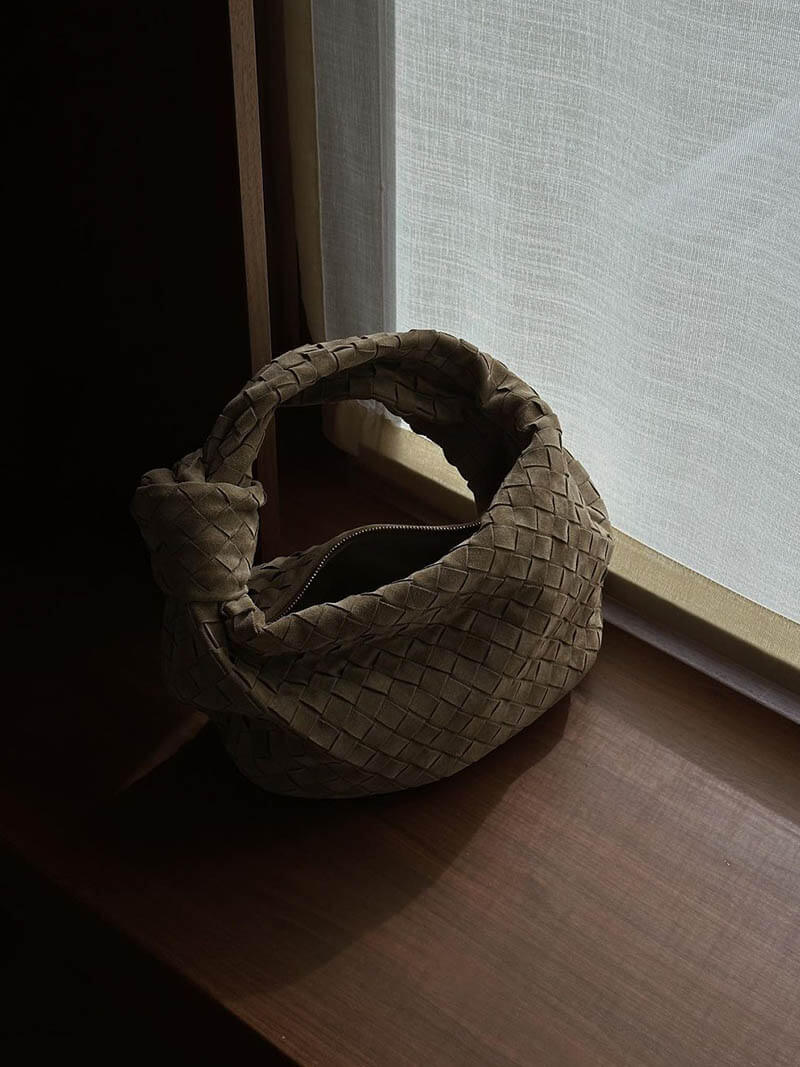 Sandsberg | Elsa – Stilvolle Mini-Suede-Tasche mit gewebtem Knoten-Design & goldenen Akzenten