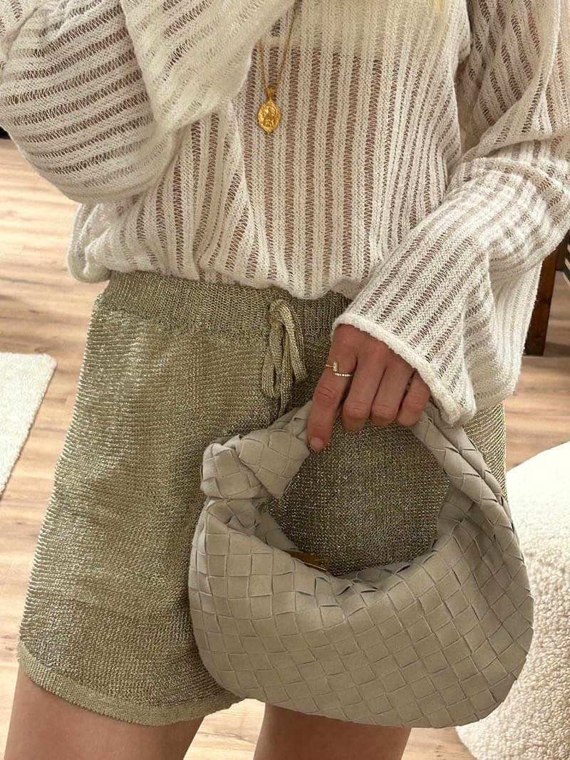 Sandsberg | Elsa – Stilvolle Mini-Suede-Tasche mit gewebtem Knoten-Design & goldenen Akzenten