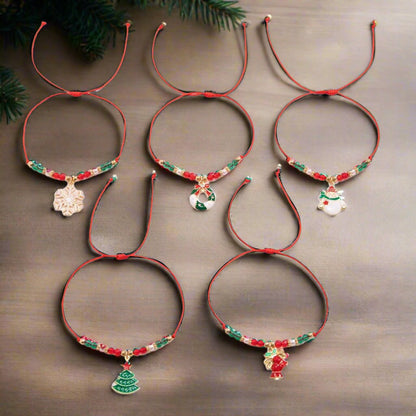 Sandsberg | Verzauberndes Weihnachts-Kristallarmband – Verstellbarer Schneeflocken- & Baum-Anhänger mit funkelnden CCB-Perlen für festliche Eleganz