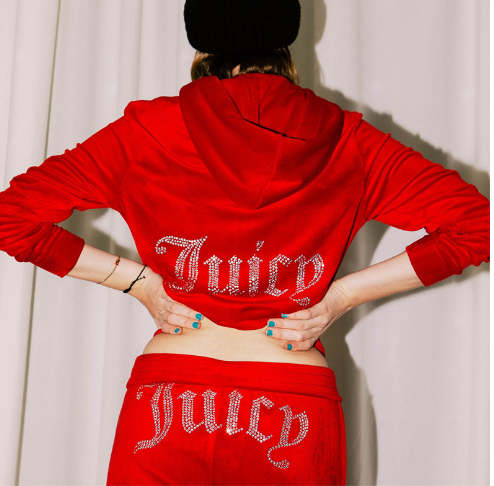 Saftiges Sweatshirt und Hosen mit Diamanten