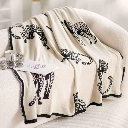Gestrickte Wendedecke im Retro-Leoparden-Design