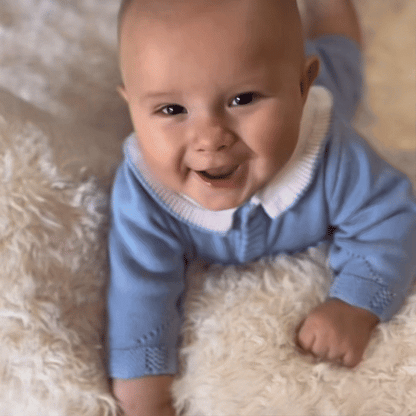 Sandsberg | SnuggleBuddy Peek-a-Boo Bär | Interaktives sprechendes Plüschtier für Babys & Kleinkinder