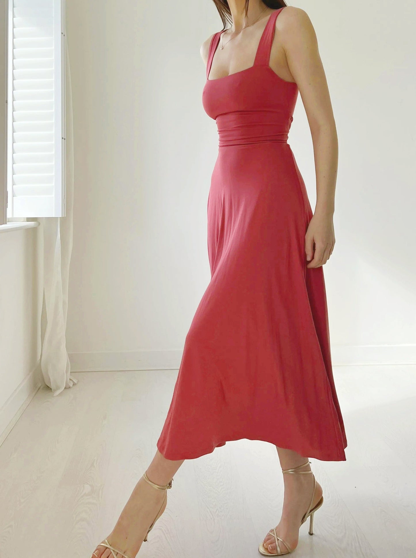 Neue Midi-Kleid mit dicken Trägern für Frauen