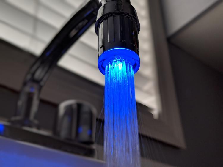 LED-Leuchte ändert die Farben mit der Temperatur