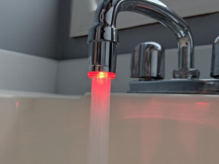LED-Leuchte ändert die Farben mit der Temperatur