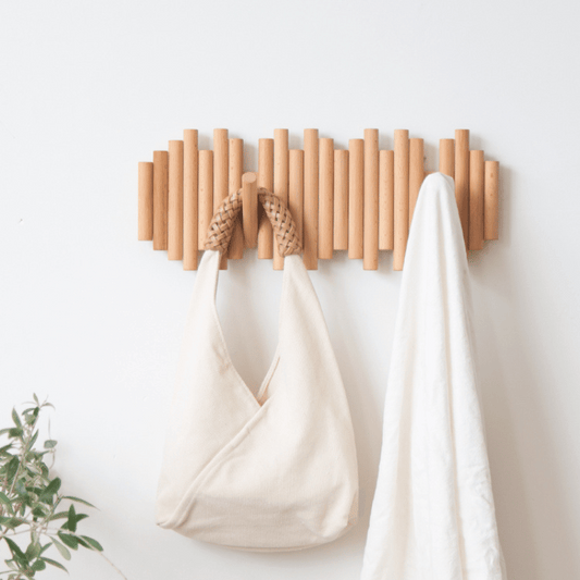 Nordischer handgefertigter Holzkleiderständer