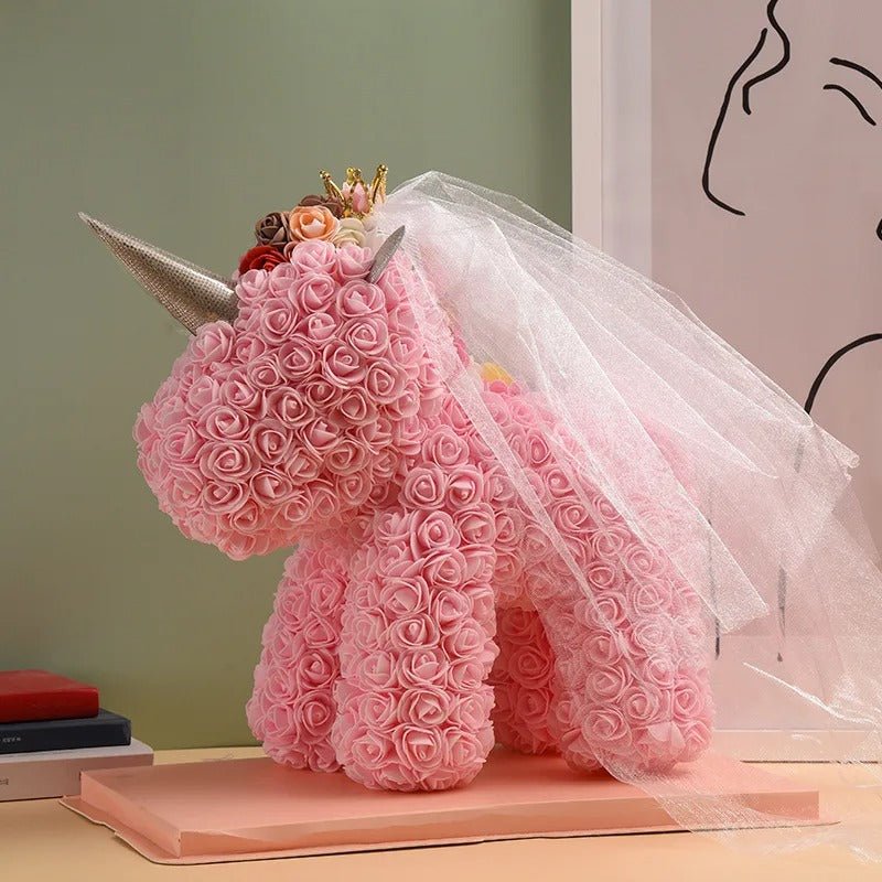 Sandsberg | Rosa Einhorn - Künstliche Blume Einhorn mit über 500 Blumen, das beste Geschenk für Weihnachten, Valentinstag, Jubiläen und Geburtstage