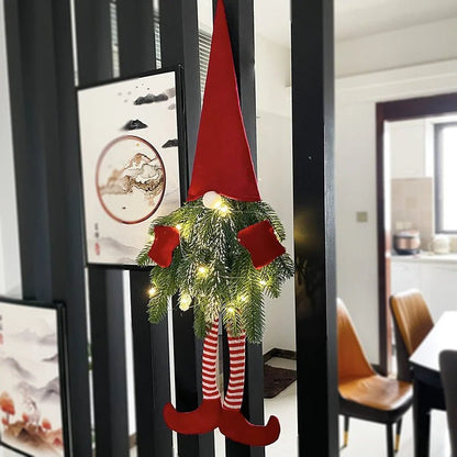 Sandsberg | Santa Gnome mit Weihnachtskranz und funkelnden LED-Leuchten – Perfekt für Haustür, Wand oder Fenster festliche Magie